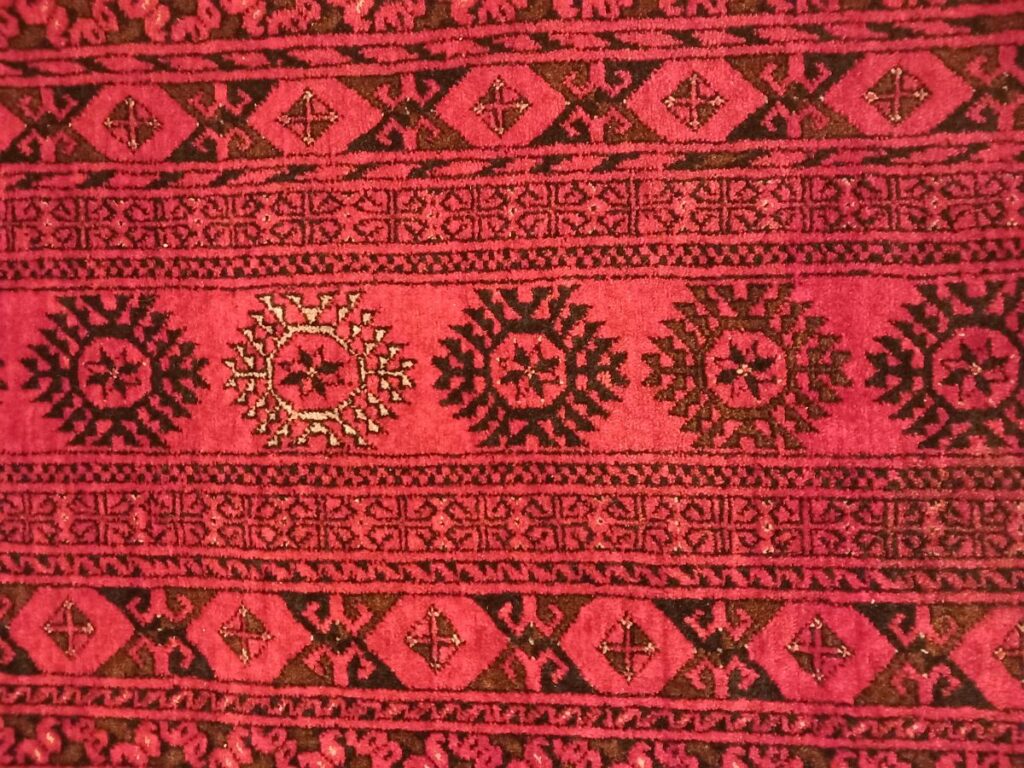 Cross-like patterns in the Bukhari rug